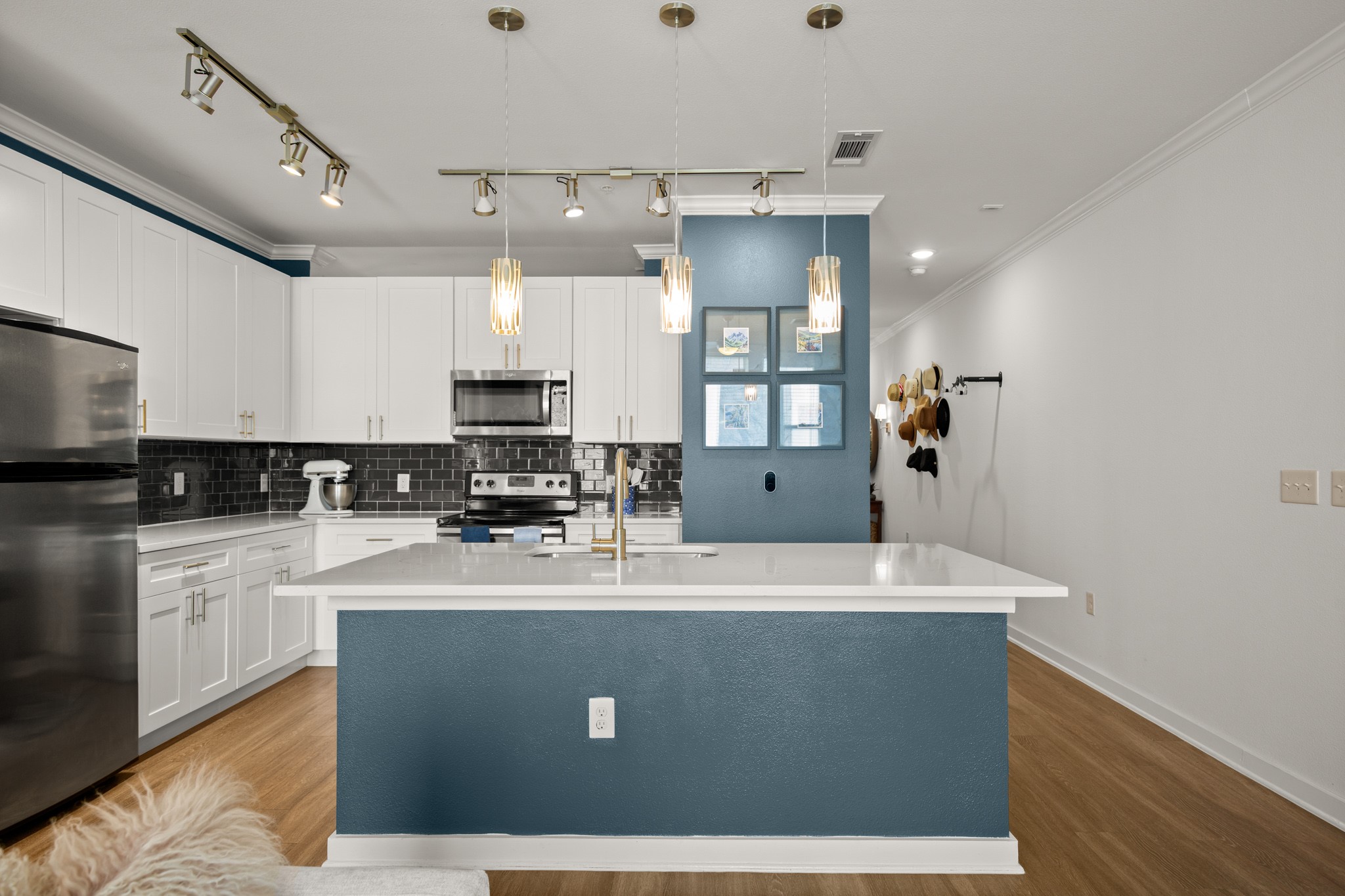 1900 Barton Springs Road, Unit 3038 Austin, TX 78704 - Photo 4 of 38 Such a clean lined kitchen ready for move in