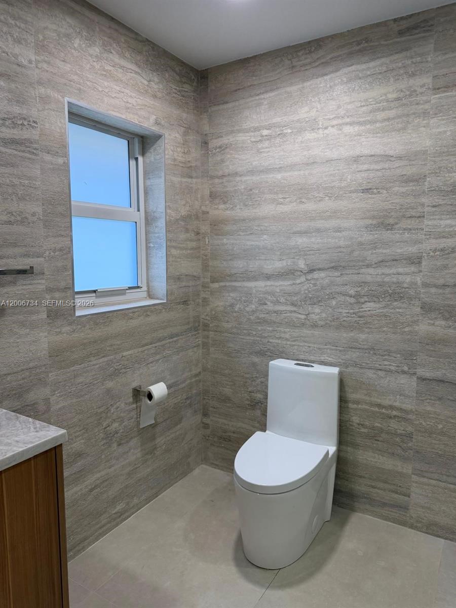 7917 Chula Vista Crescent Boca Raton, FL 33433 - Photo 20 of 28 a bathroom with a toilet a sink and mirror