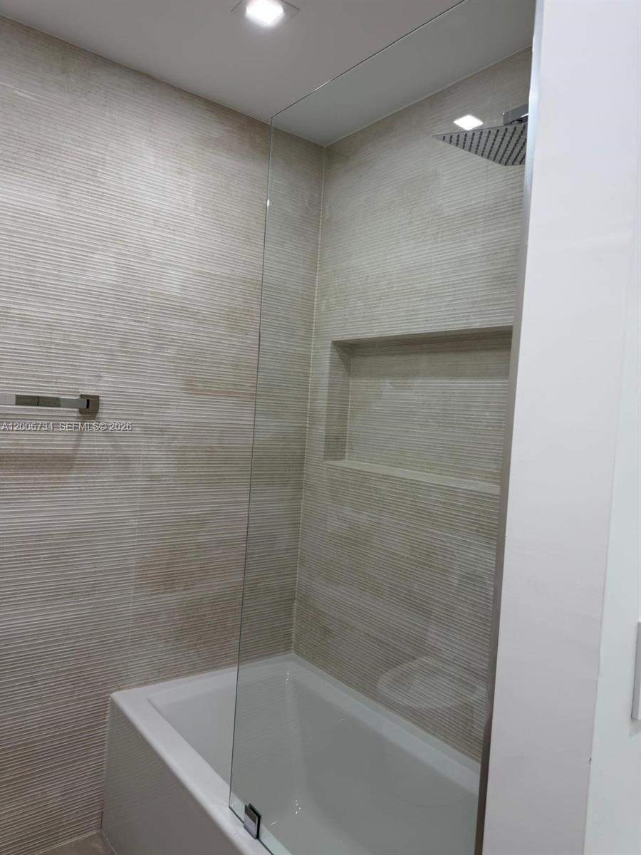 7917 Chula Vista Crescent Boca Raton, FL 33433 - Photo 22 of 28 a bathroom with a bathtub