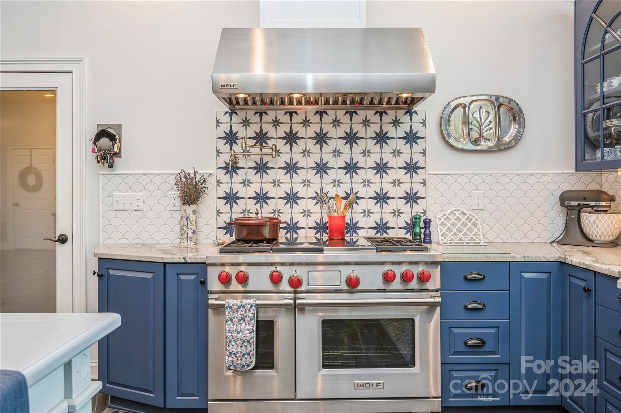 4027 Rutherford Drive Charlotte, NC 28210 - Photo 16 of 48 a kitchen with a stove and cabinets