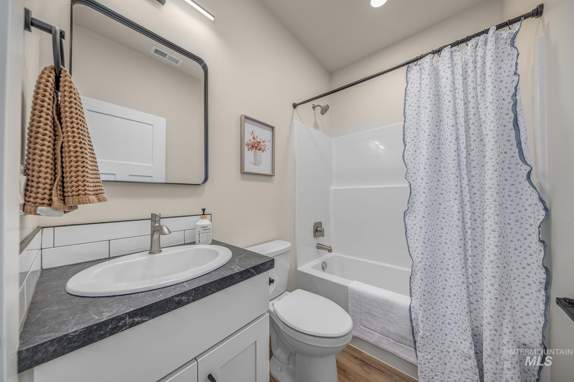 1367 Hansen Road Weiser, ID 83672 - Photo 19 of 36 Bathroom with shower / tub combo with curtain and vanity