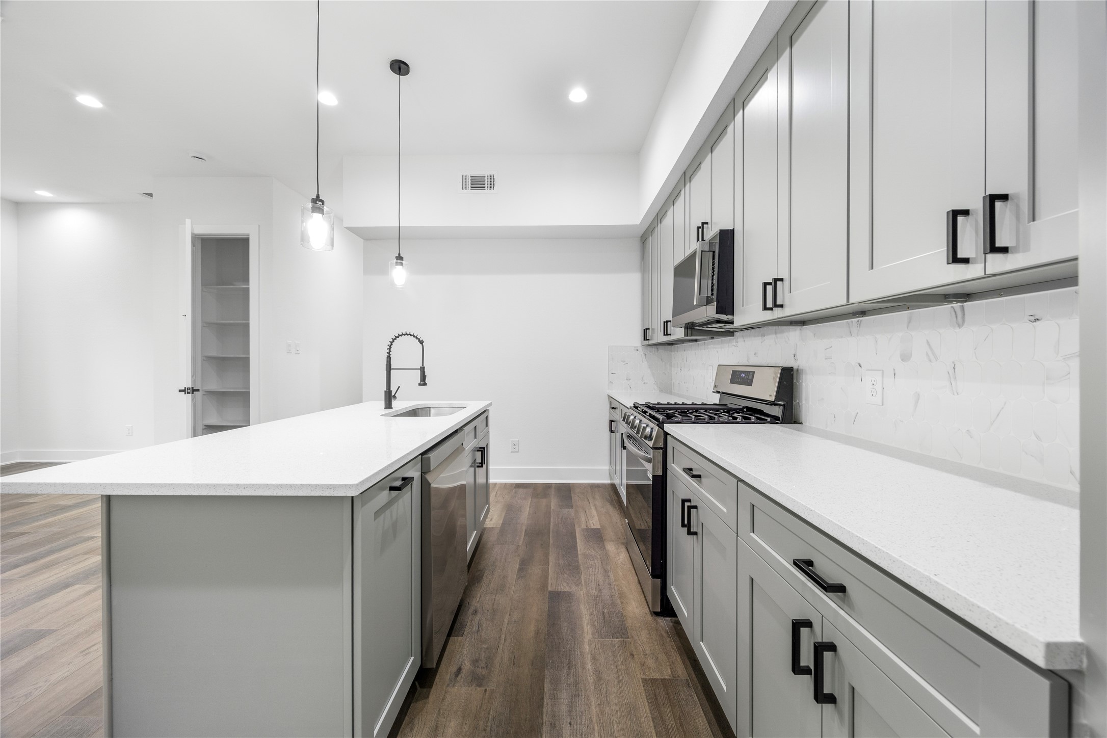 6812 Tuskegee Street, Unit B Houston, TX 77091 - Photo 4 of 18