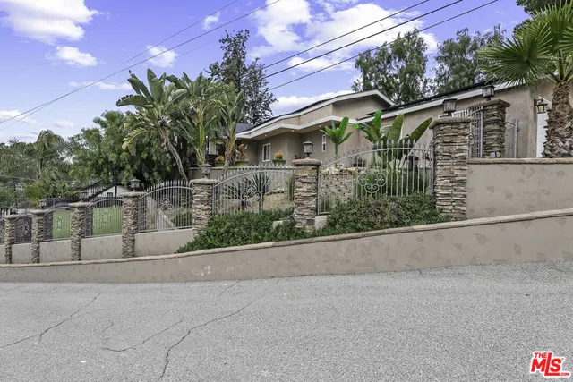 a view of a house with a yard and plants