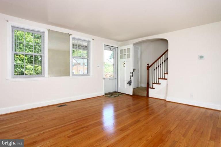 101 Murdock Road Baltimore, MD 21212 - Photo 3 of 12 Living Room