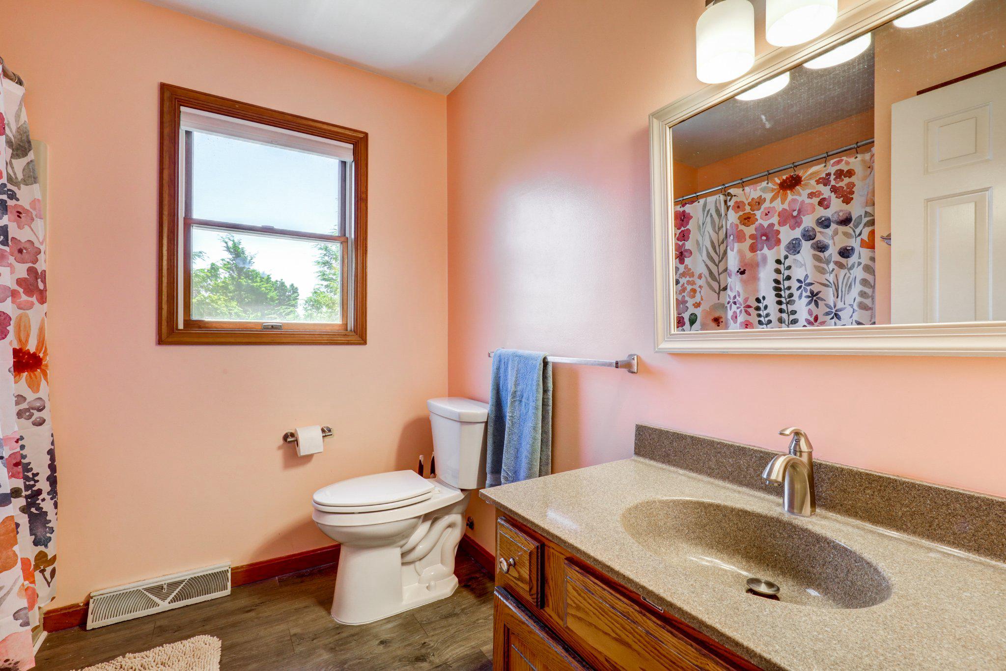 2 Mockingbird Drive Denver, PA 17517 - Photo 30 of 39 Charming bath with vibrant hues.