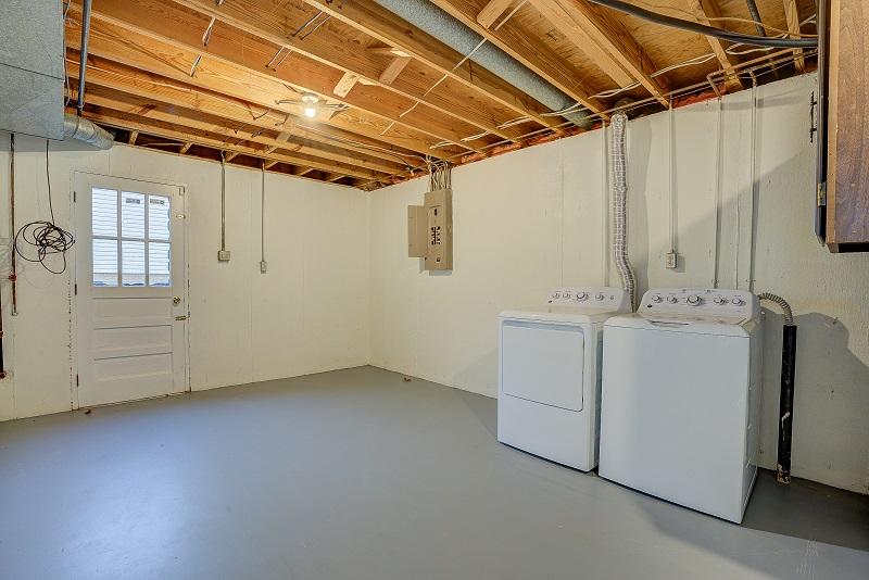 5828 Merriman Road Roanoke, VA 24018 - Photo 22 of 33 Laundry & Utilities