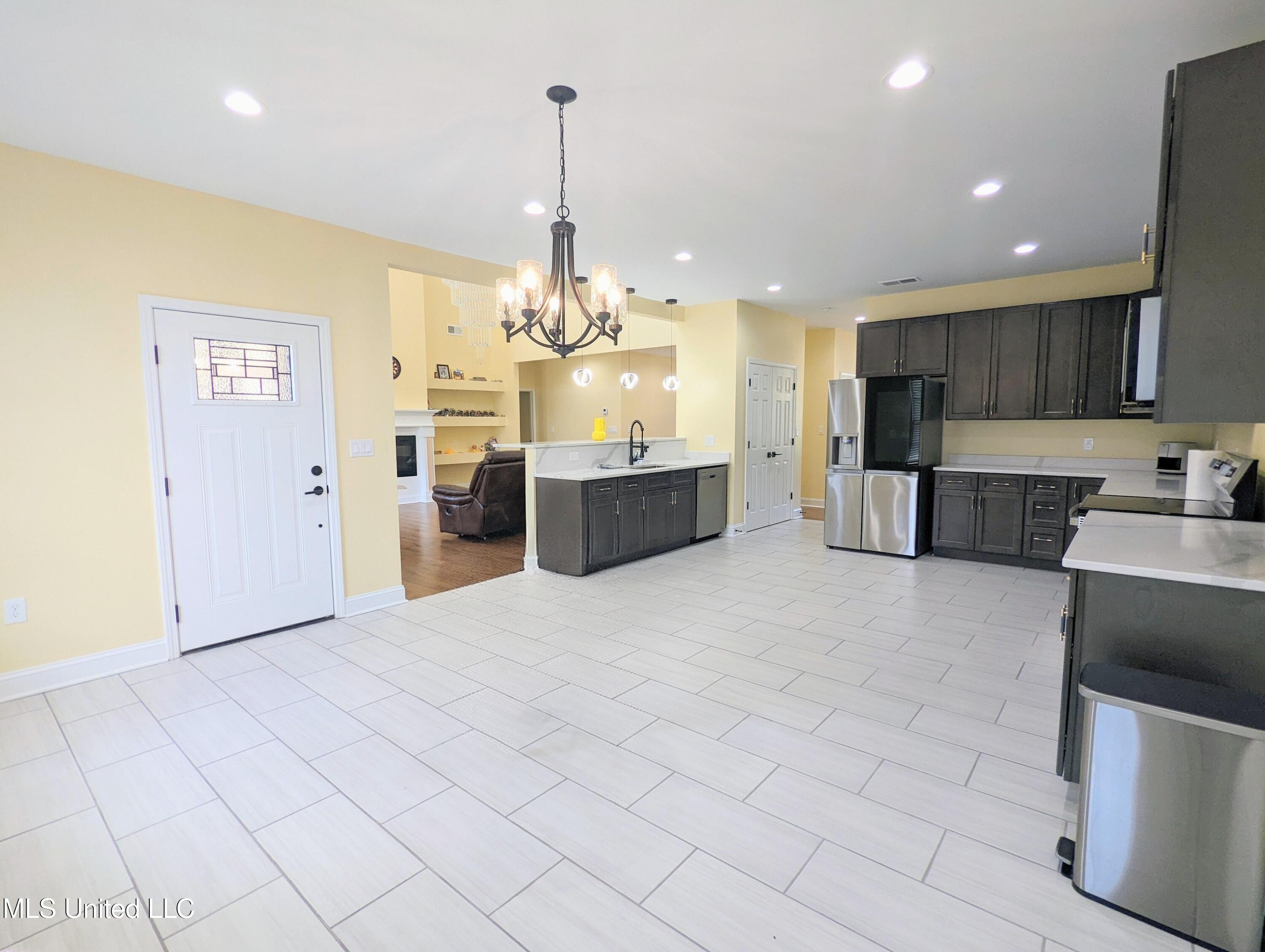 162 Plantation Way Byhalia, MS 38611 - Photo 14 of 48 PXL_20250912_200105650~3