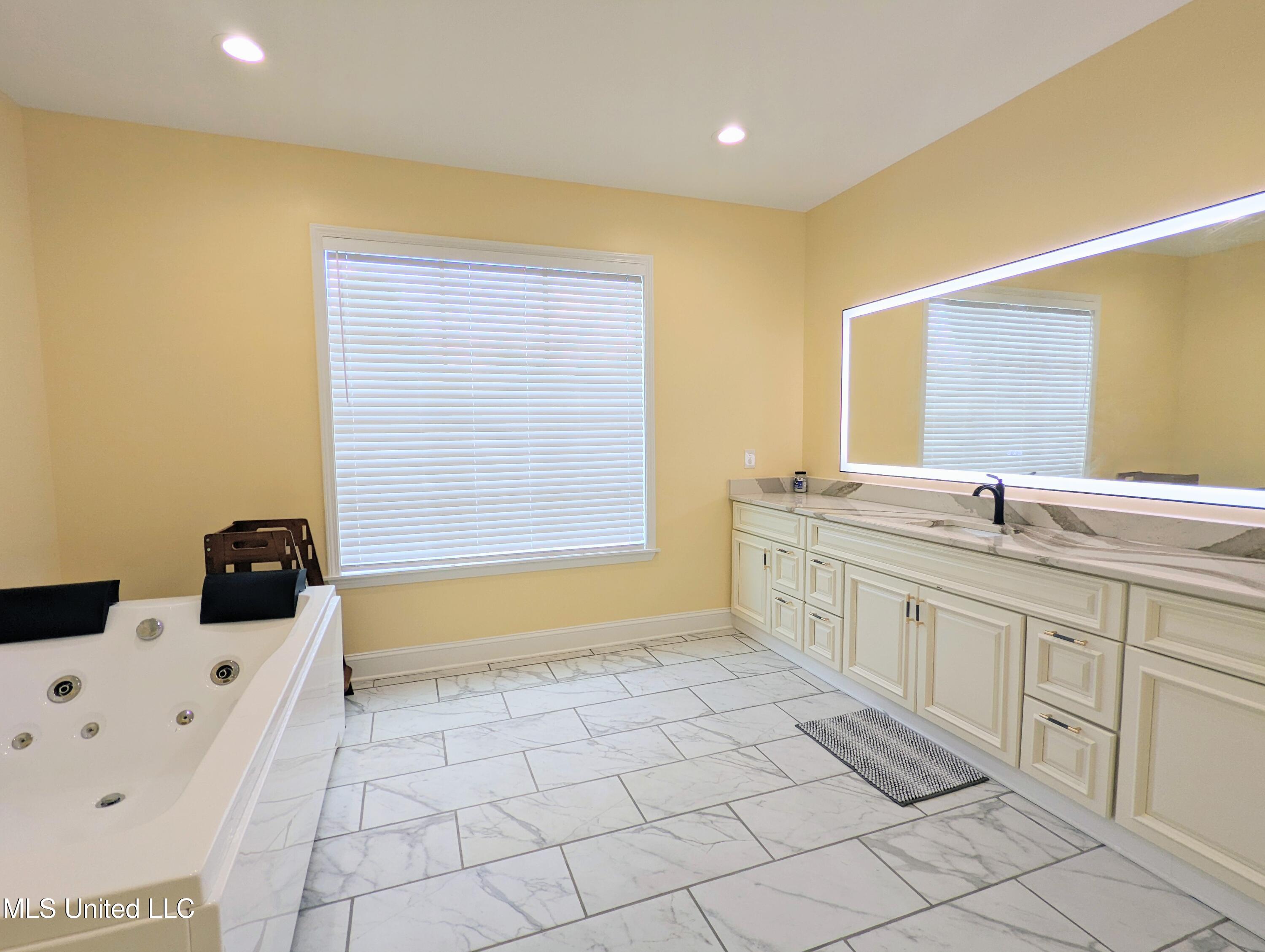 162 Plantation Way Byhalia, MS 38611 - Photo 22 of 48 PXL_20250912_195648262~2