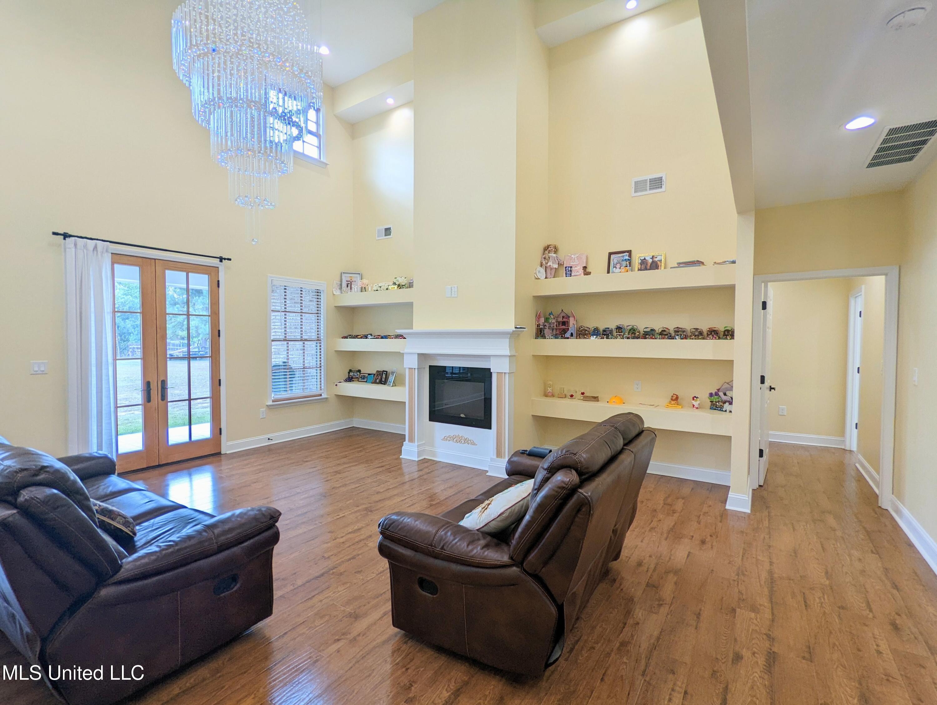 162 Plantation Way Byhalia, MS 38611 - Photo 9 of 48 PXL_20250912_195358046~2