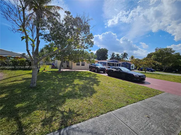 a view of a backyard