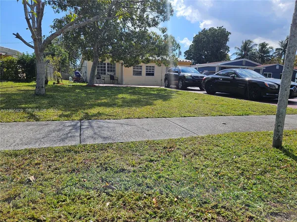 a view of a house with a yard