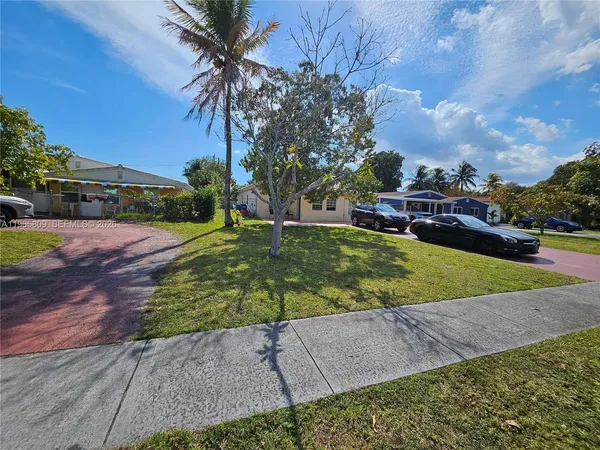 a view of a backyard