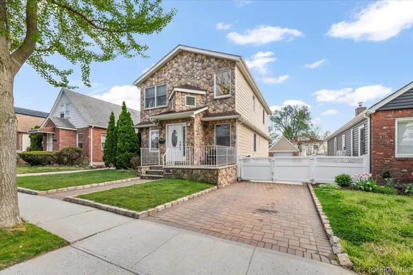 $1,399,999 | 174-28 Pidgeon Meadow Road | Flushing