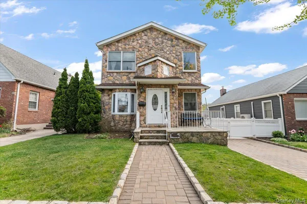 $1,399,999 | 174-28 Pidgeon Meadow Road | Flushing