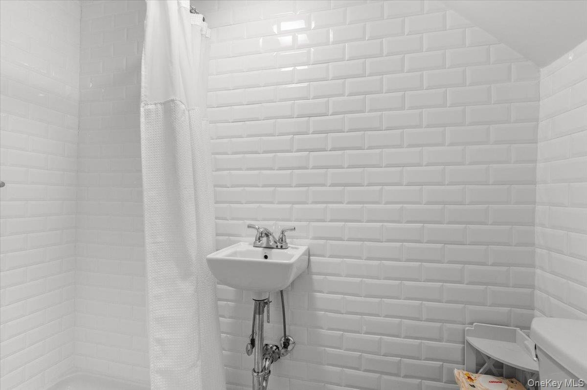 174-28 Pidgeon Meadow Road Queens, NY 11365 - Photo 32 of 42