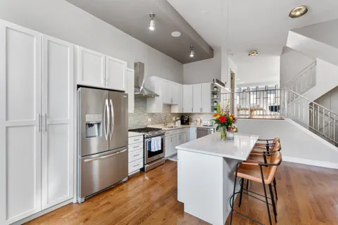 $1,250,000 | 1527 West Pearson Street, Chicago, IL 60642