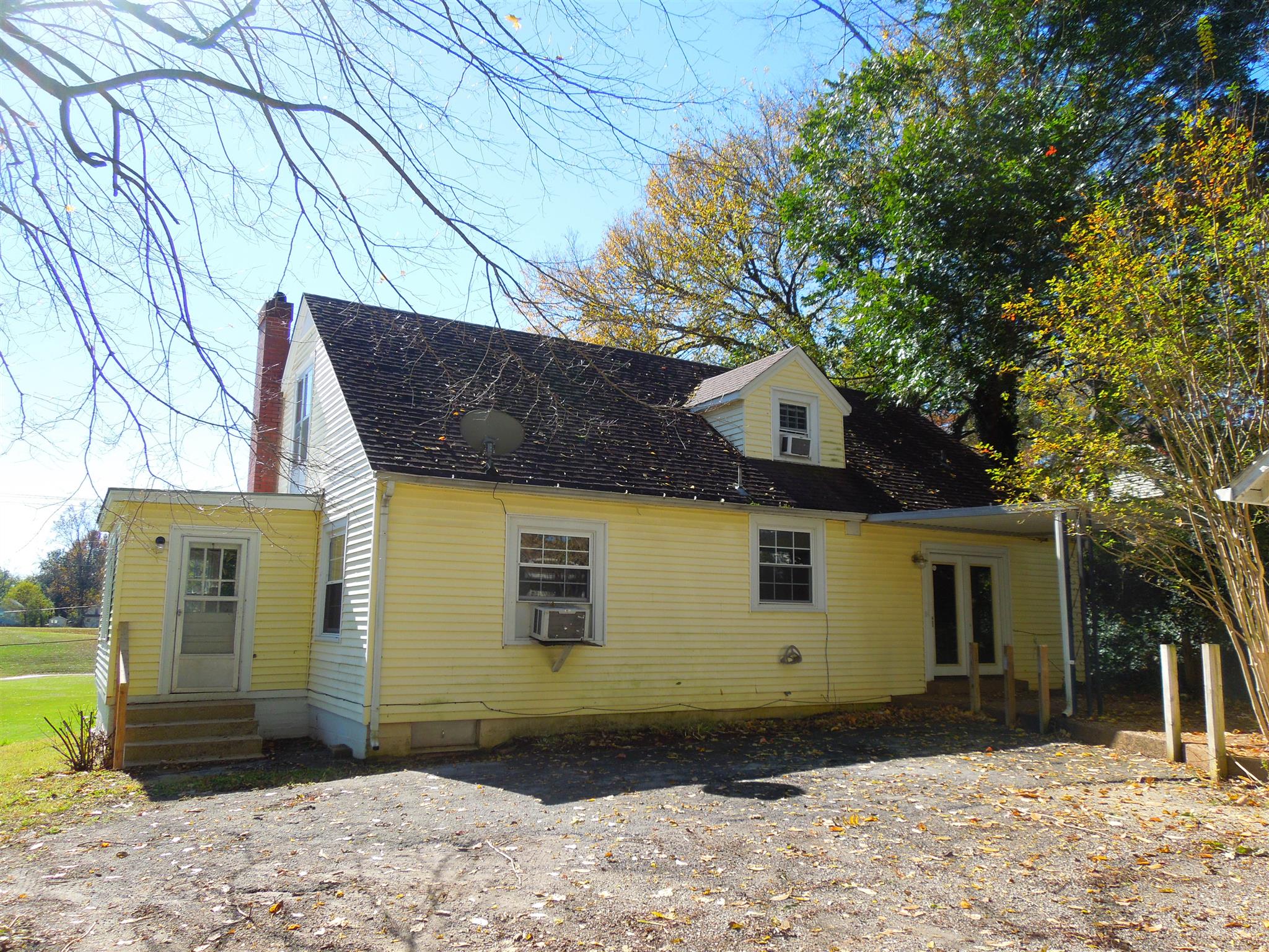336 Pulaski Street Lawrenceburg, TN 38464 - Photo 18 of 20 a front view of a house
