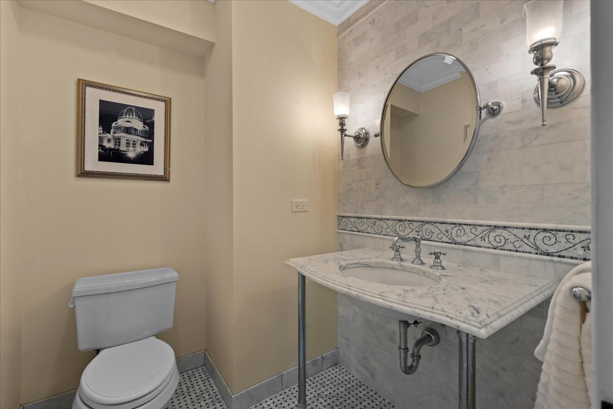 611 Ash Street Winnetka, IL 60093 - Photo 13 of 43 a bathroom with a sink a toilet and a mirror