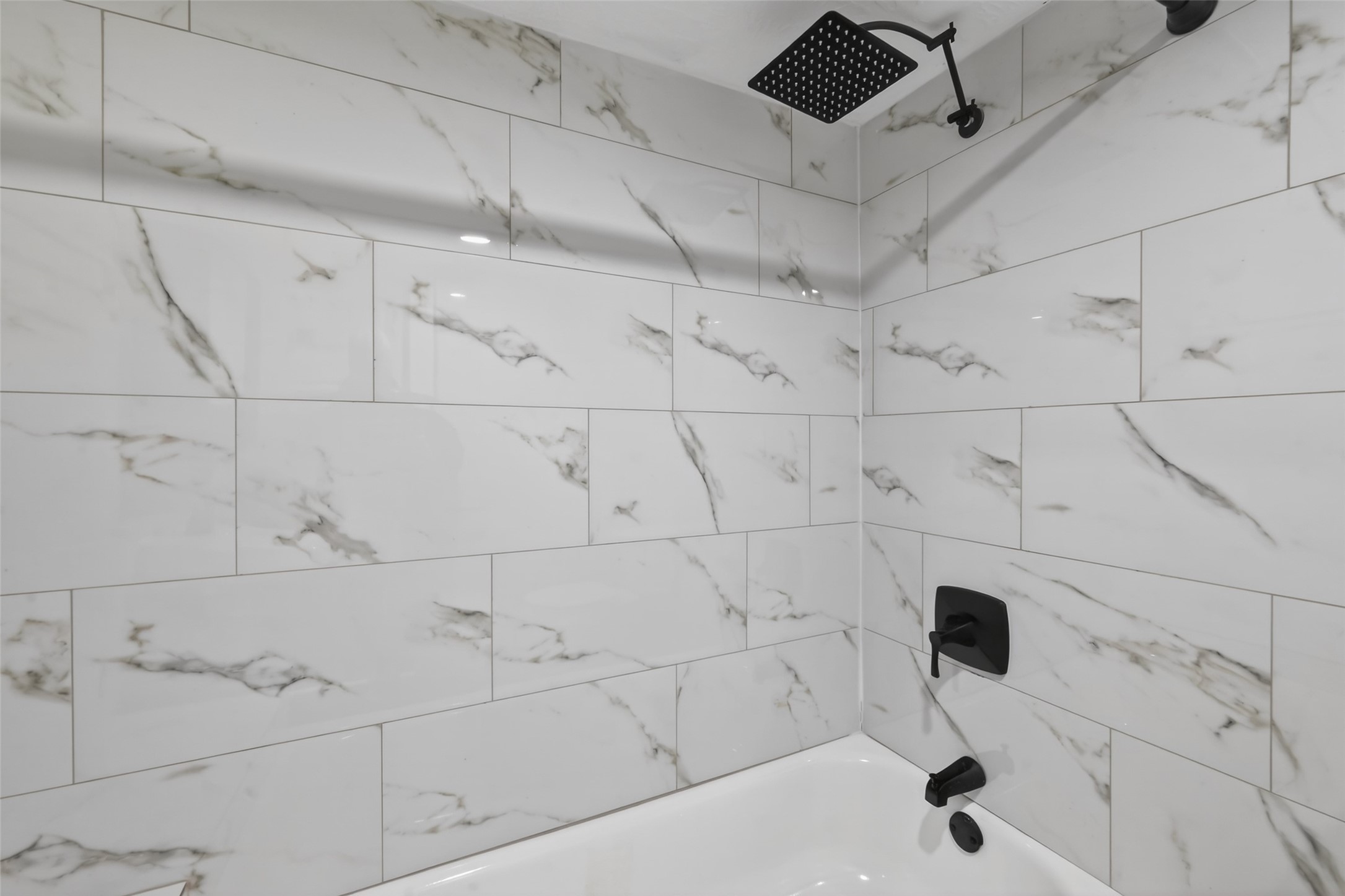 2118 Webster Street, Unit 3 Houston, TX 77003 - Photo 19 of 24 a bathroom with a bathtub