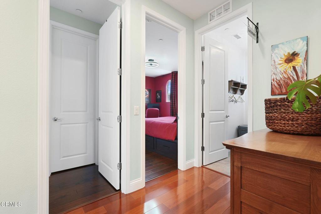 1424 Donegal Way Oxnard, CA 93035 - Photo 24 of 64 a hallway with a furniture and a mirror