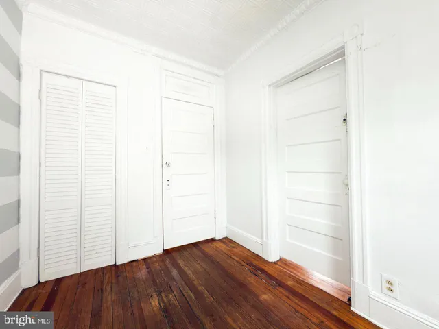 a bedroom with a bed and a ceiling fan