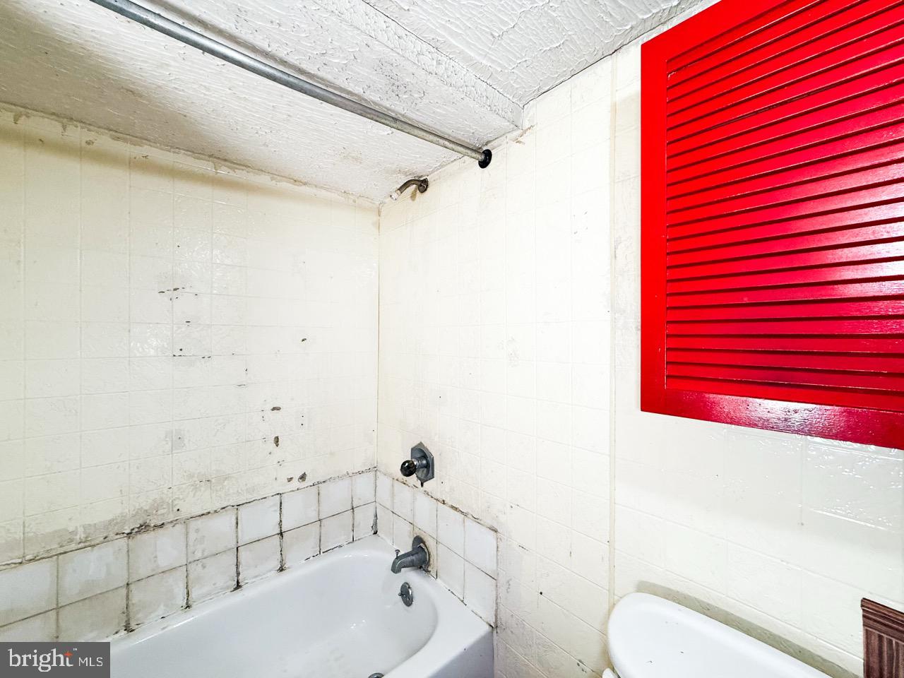 711 Florida Avenue Northeast Washington, DC 20002 - Photo 32 of 46 a bathroom with a toilet and a bathtub