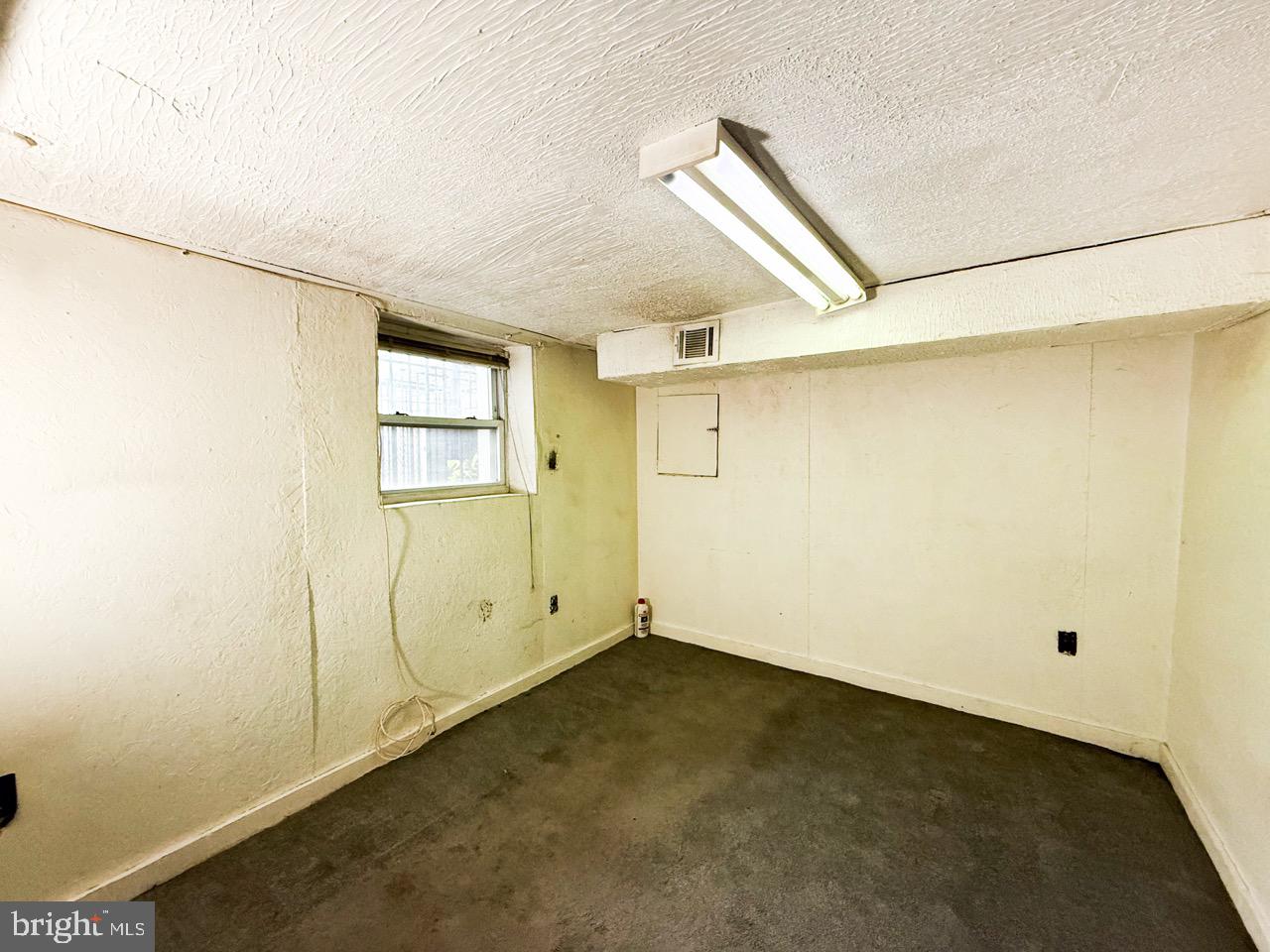 711 Florida Avenue Northeast Washington, DC 20002 - Photo 34 of 46 an empty room with windows