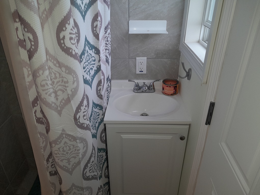 92-8968 Reef Parkway Ocean View, HI 96704 - Photo 8 of 10 a bathroom with a small mirror