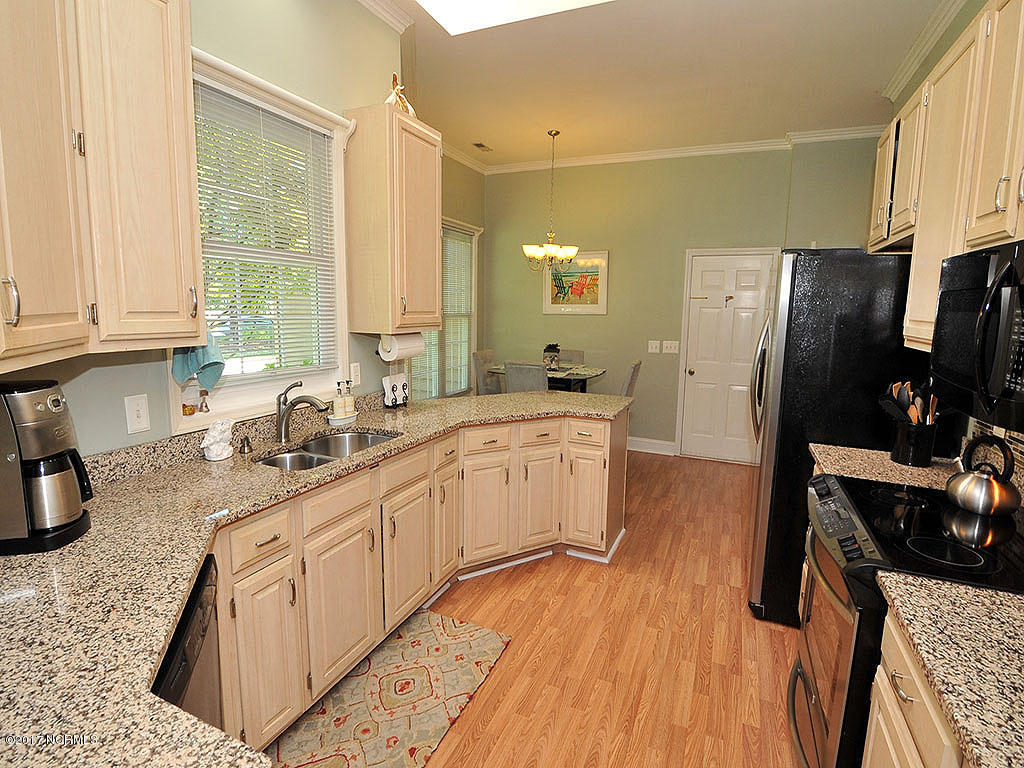 138 Olde Point Road Hampstead, NC 28443 - Photo 6 of 32 4. Kitchen and Bfast 2