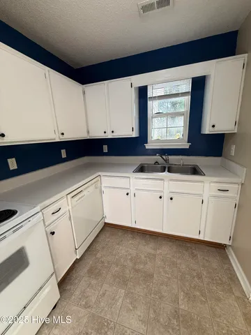 $1,250 | 94 Century Court, Swansboro, NC 28584