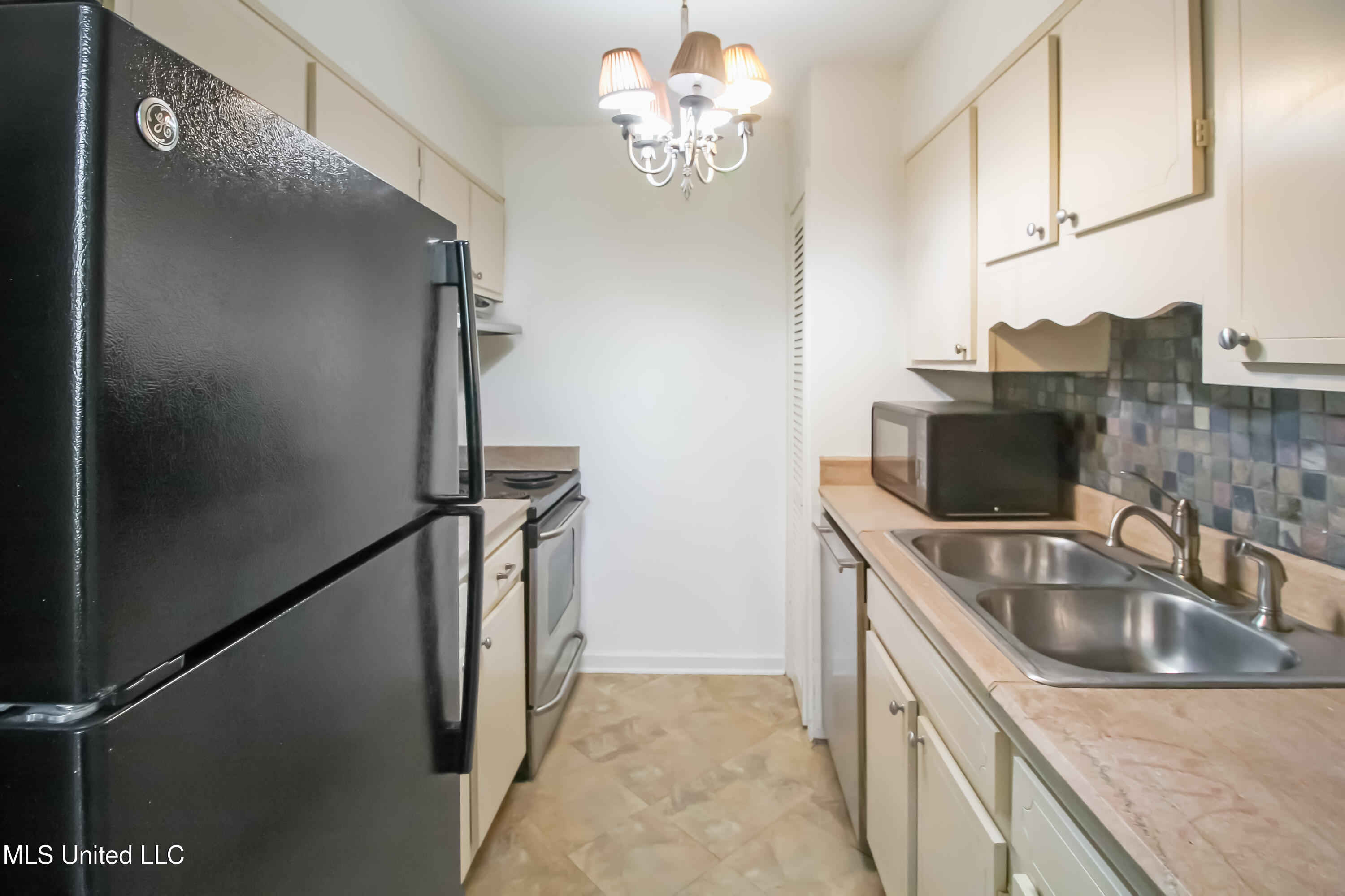 5025 Wayneland Drive, Unit G5 Jackson, MS 39211 - Photo 12 of 22 IMG_6804