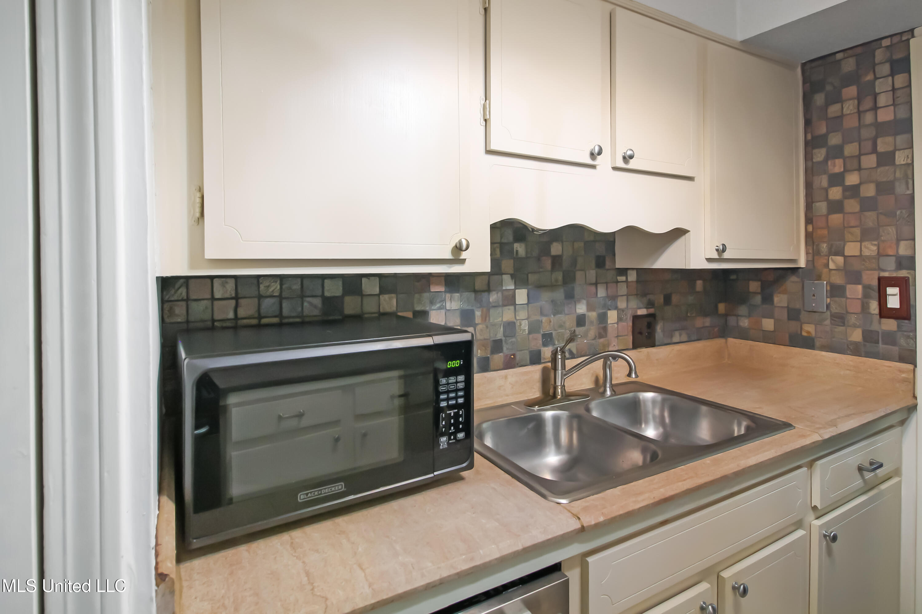 5025 Wayneland Drive, Unit G5 Jackson, MS 39211 - Photo 14 of 22 IMG_6806