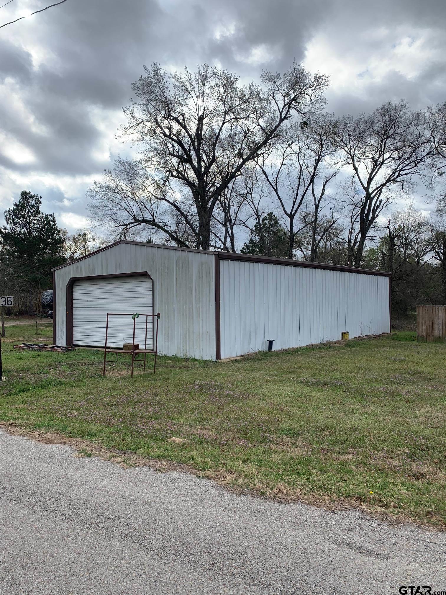 Metal building 30x50