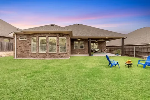 a view of a house with a backyard