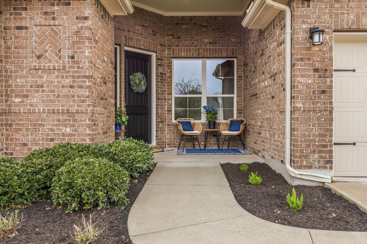 138 Challis Court Austin, TX 78737 - Photo 5 of 39 Fornt porch
