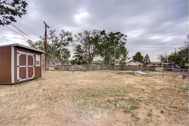 a view of backyard of the house