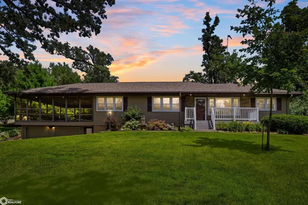 $277,500 | 1966 Wallace Avenue, Marshalltown, IA 50158