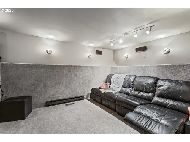 $1,200,000 | 10505 South Hedlund Avenue, Portland, OR 97219