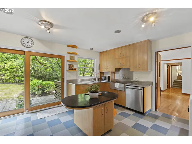 $1,200,000 | 10505 South Hedlund Avenue, Portland, OR 97219