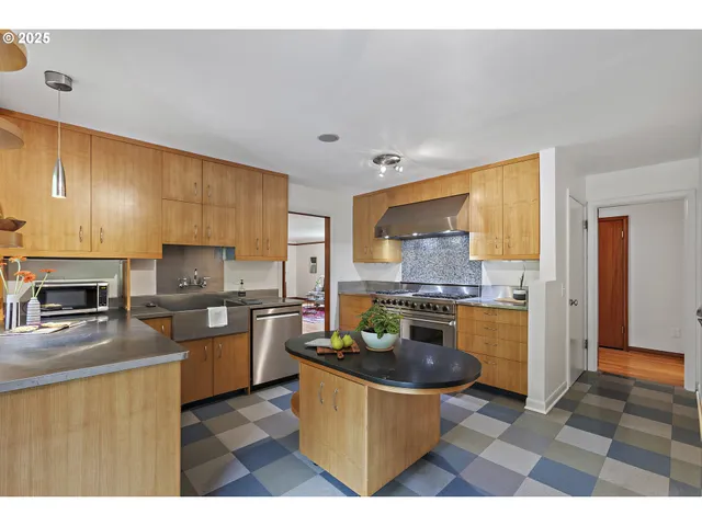 $1,200,000 | 10505 South Hedlund Avenue, Portland, OR 97219