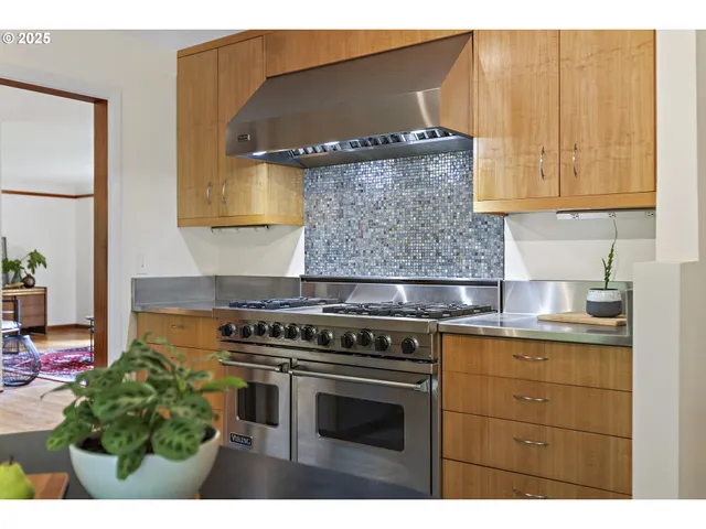 $1,200,000 | 10505 South Hedlund Avenue, Portland, OR 97219