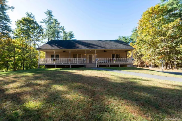 a view of a house with a yard