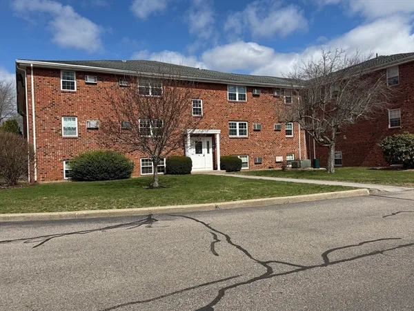 $2,400 | 91 Pleasant Street, Unit D6, Medfield, MA 02052