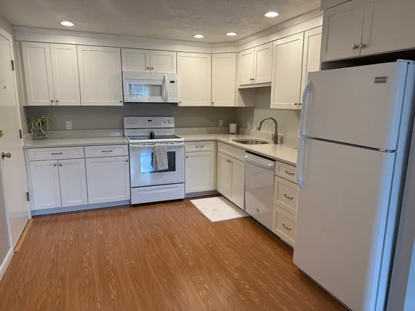 $2,400 | 91 Pleasant Street, Unit D6, Medfield, MA 02052