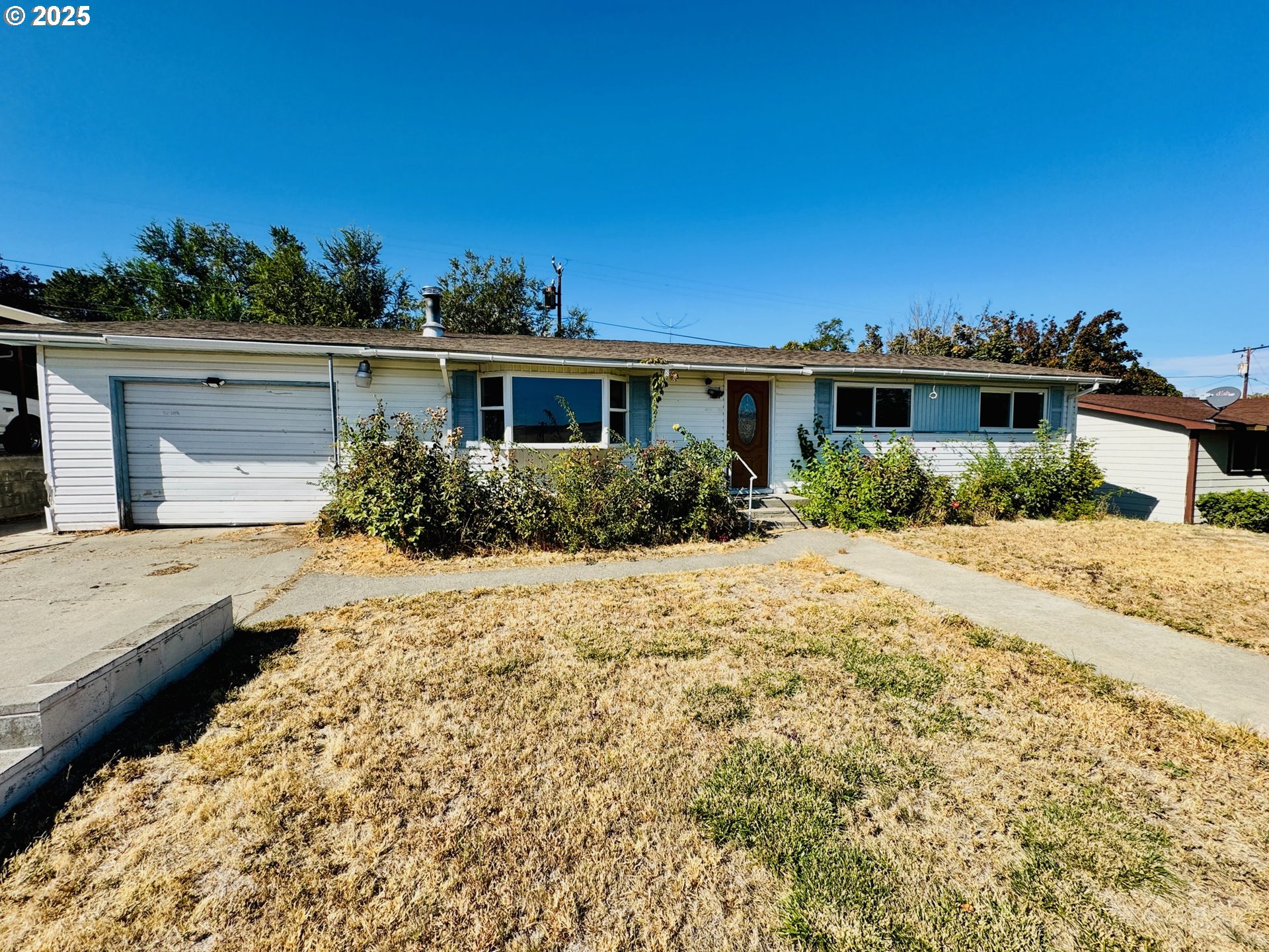 1275 West 1st Street Arlington, OR 97812 - Photo 2 of 24 a front view of a house with a yard