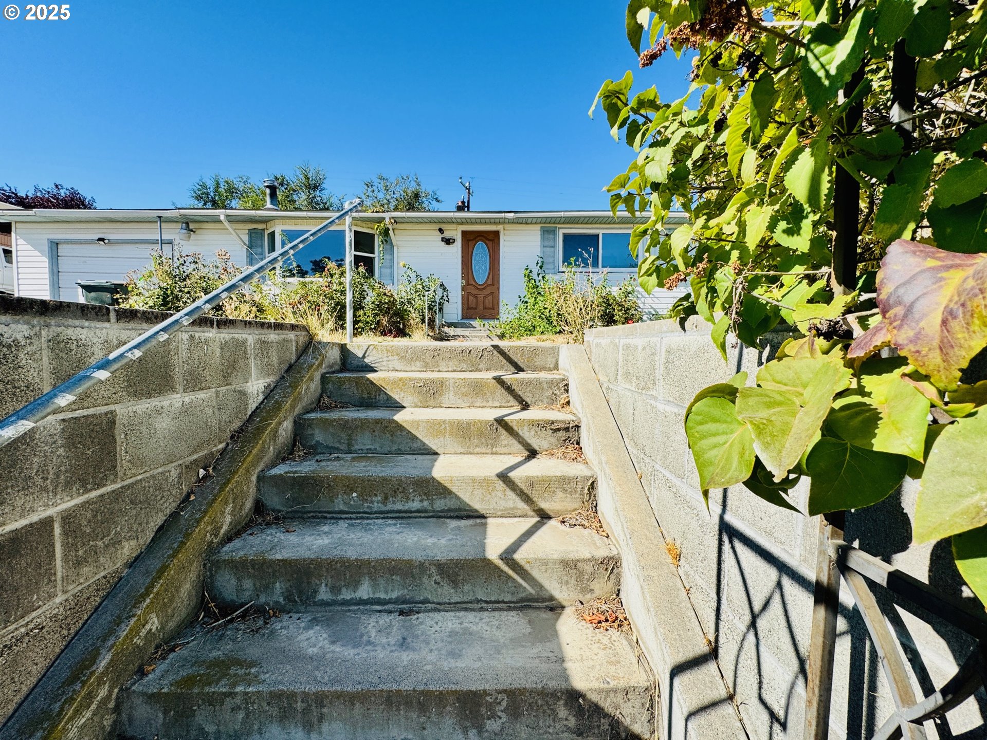 1275 West 1st Street Arlington, OR 97812 - Photo 5 of 24 a view of a house with swimming pool