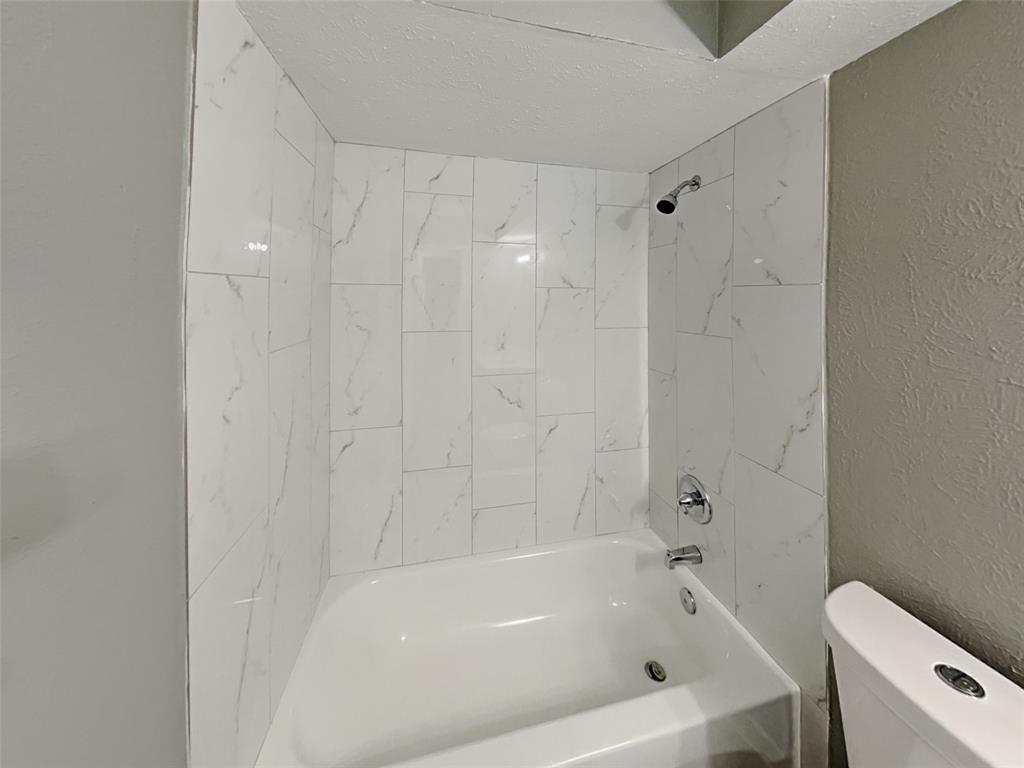 702 Redbud Drive Forney, TX 75126 - Photo 5 of 16 a bathroom with a bathtub