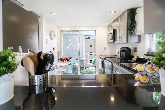 $3,000 | 6570 Royal Palm Boulevard, Unit 301J, Margate, FL 33063