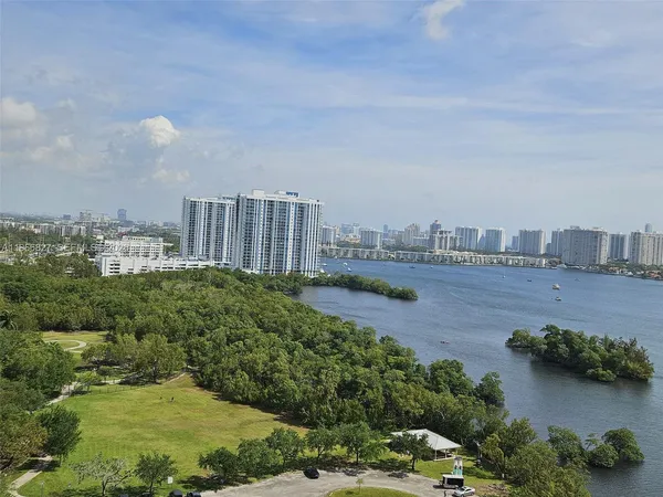 $3,200 | 16385 Biscayne Boulevard, Unit 1802, North Miami Beach, FL 33160