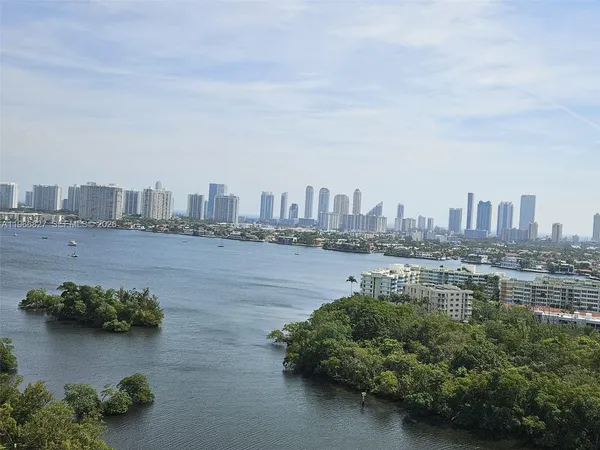 $3,200 | 16385 Biscayne Boulevard, Unit 1802, North Miami Beach, FL 33160